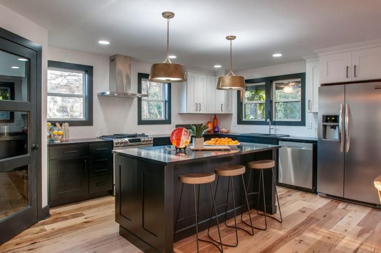 covered-bridge_a-dramatic-two-tone-kitchen